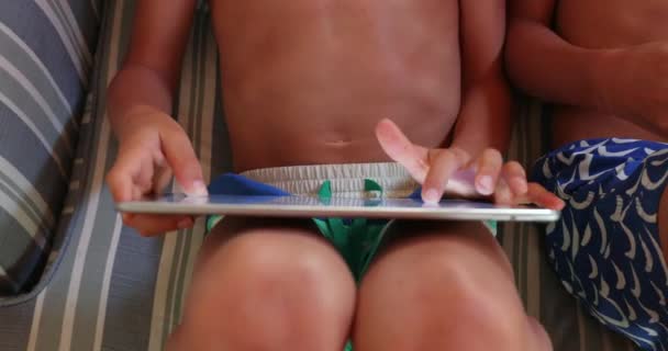 Çocuk Elleri Tablet Cihazını Tarıyor Çocuk Ekranda Parmaklarıyla Dokunuyor — Stok video