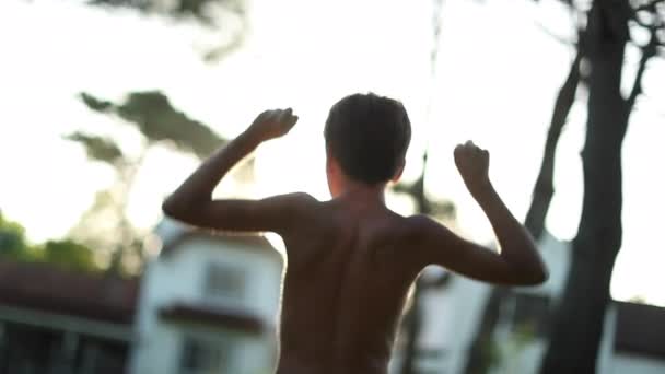 Menino Comemorando Realização Levantando Punhos Criança Celebração Levanta Braços Céu — Vídeo de Stock