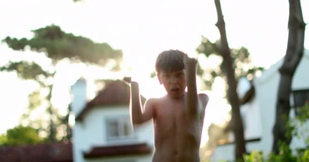 Дитина Святкує Успіх Досягнення Піднявши Руку Повітря Молодий Хлопчик Піднімає — стокове відео
