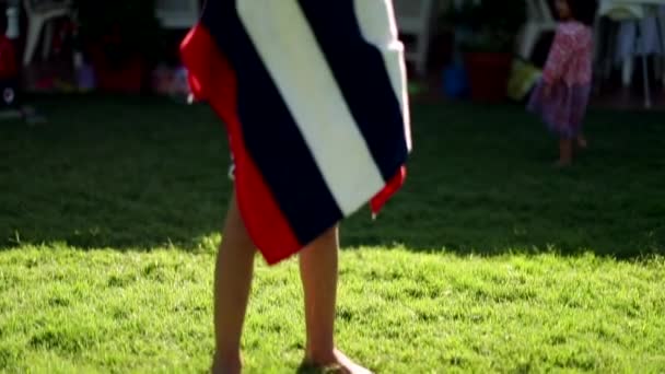 プールの後の日差しの中に立つ 思いやりのある子供タオルで体を乾燥 — ストック動画