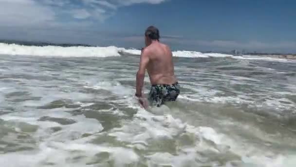 Senior Person Enjoying Retirement Vacation Beach Older Man Bathing Sea — Vídeos de Stock