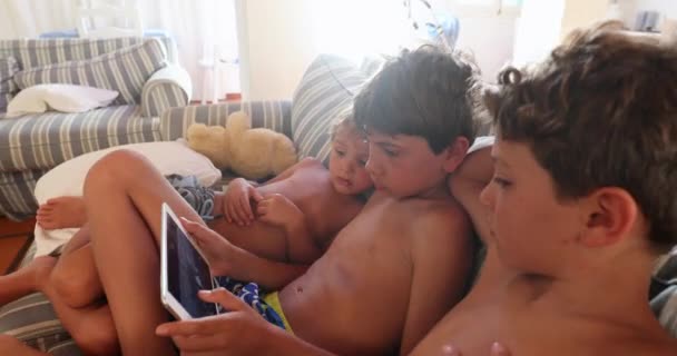 Enfants Assis Maison Canapé Regarder Film Sur Tablette Écran — Video