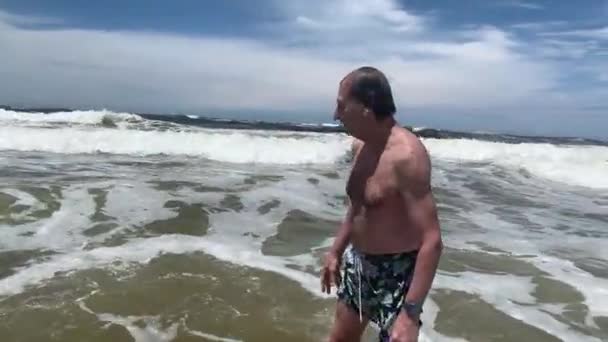 Homem Idoso Reformado Tomar Banho Praia Bebê Boomer Entrar Água — Vídeo de Stock