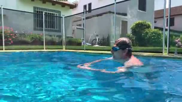 Active Senior Man Swimming Swimming Pool — 图库视频影像