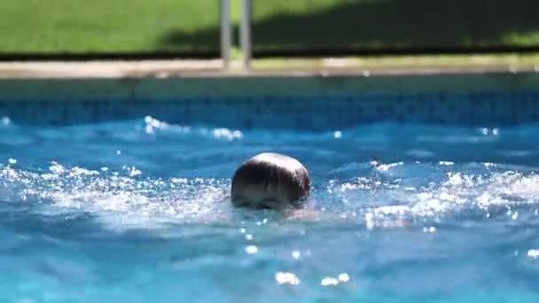 Kind Dat Doet Alsof Hij Verdrinkt Bij Het Zwembad — Stockvideo