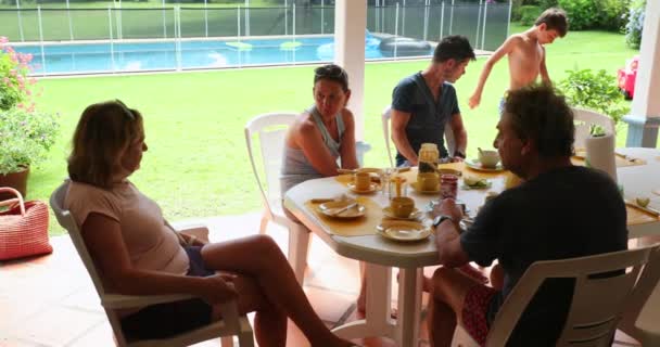Aile Sabah Kahvaltı Masasında Toplandı Gizli Aile Sahnesi Gerçek Hayat — Stok video