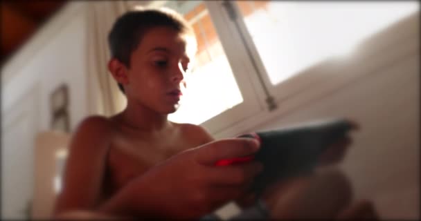 Niño Celebración Videojuegos Gadget Jugando Torneo Línea Desde Casa — Vídeo de stock
