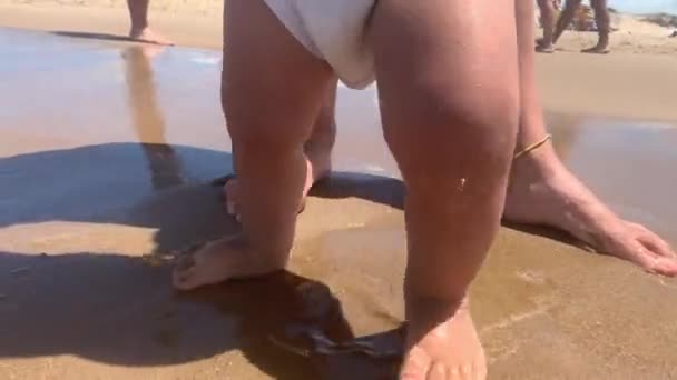 Baby Barfuß Mit Füßen Und Zehen Strand — Stockvideo