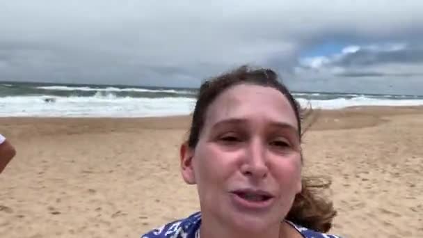 Mulher Esfregando Protetor Solar Para Enfrentar Praia — Vídeo de Stock