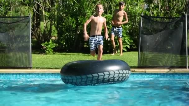 孩子们在游泳池边玩乐 孩子们跑着 慢吞吞地跳着下水 — 图库视频影像