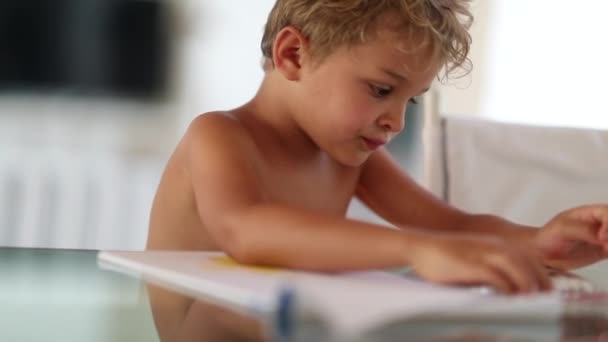 Adorabile Bambino Che Disegna Carta Penna Colore Raccolta Del Bambino — Video Stock