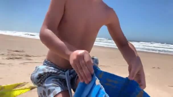 砂浜で遊んでいる子供たち 弟も妹も一緒に海岸で — ストック動画