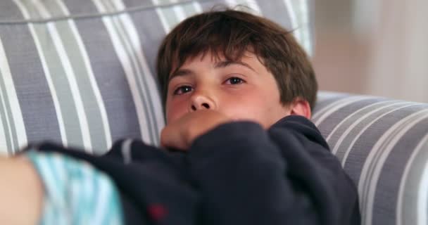 Enfant Endormi Regardant Film Nuit Fatigué Garçon Épuisé Fixer Écran — Video