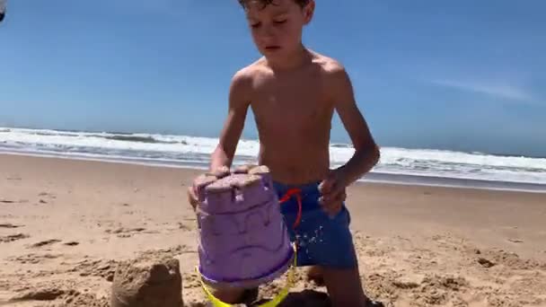 Chłopiec Plaży Bawiący Się Wiadrem Piaskiem Dzieciak Budujący Zamek Brzegu — Wideo stockowe