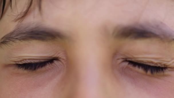 Zamyšlený Chlapec Zavírající Oči Meditaci Rozjímání Makro Detailní Dětské Oko — Stock video