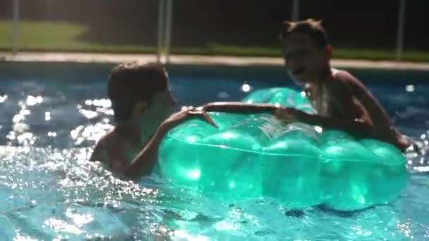 兄妹们在游泳池边吵架 男孩子们互相争斗 争吵不休 — 图库视频影像
