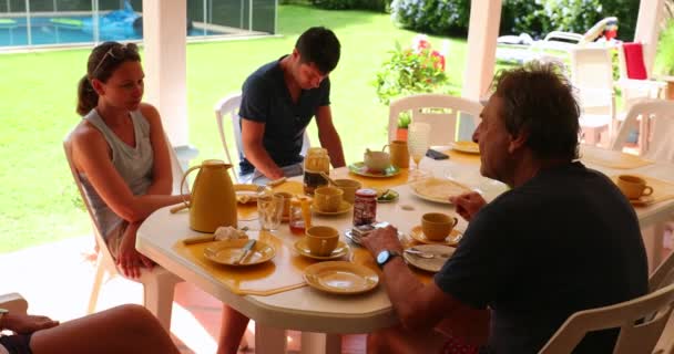 Skutečný Život Rodina Společně Ranní Snídaně Stůl — Stock video