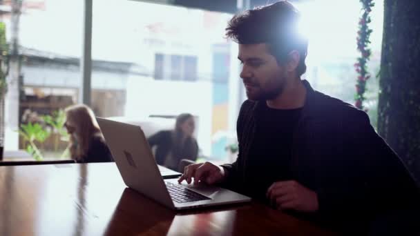 Trabajador Freelancer Que Trabaja Delante Computadora Portátil Cafetería Joven Persona — Vídeo de stock