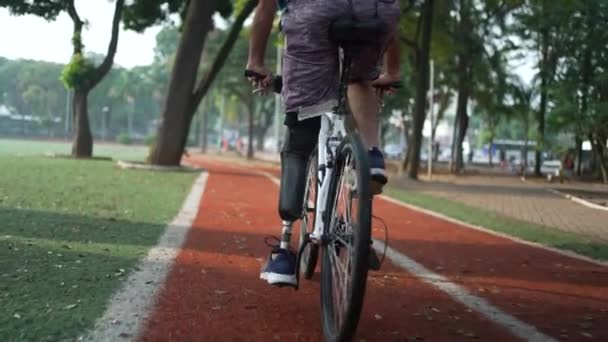 在户外使用义肢骑自行车的残疾人 — 图库视频影像