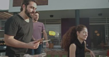 Bir grup arkadaş evin arka bahçesindeki barbekü partisinde sohbet ediyorlar. Masada oturan herkes gülüyor ve mutlu..
