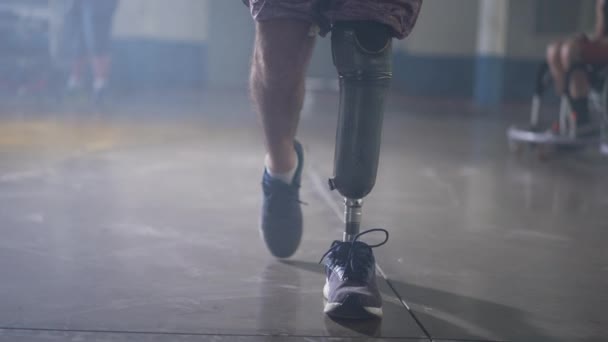 带着假腿在室内行走的残疾人 截肢者带着假腿走路 — 图库视频影像