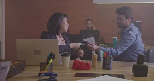 Empleados Telemarketing Que Trabajan Oficina Lugar Trabajo — Vídeo de stock