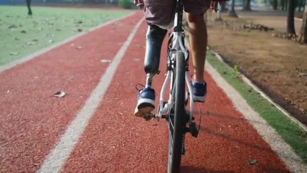Bicicleta Para Personas Discapacitadas Con Pierna Protésica — Vídeos de Stock