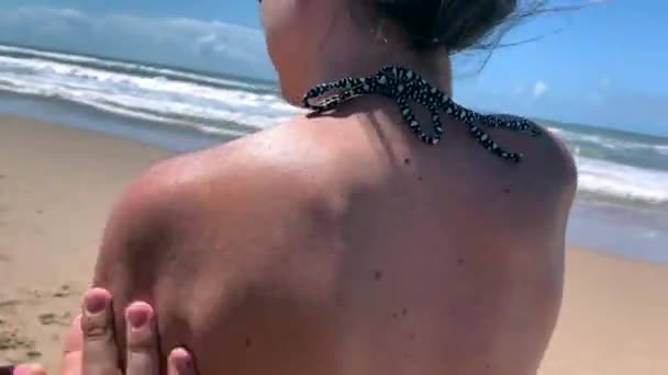 Menggosok Tabir Surya Wanita Pantai Pendekatan Menerapkan Dan Menyebarkan Pencegahan — Stok Video