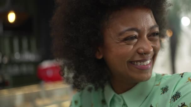Una Joven Mujer Negra Escuchando Amigo Hablar Cerca Afroamericano Sonriendo — Vídeo de stock