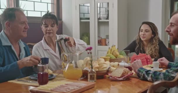 Una Famiglia Felice Seduta Tavola Fare Colazione Cucina — Video Stock