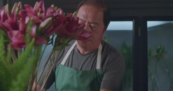 Florist Working Flower Shop Preparing Bouquet Flower Arrangement — Vídeos de Stock