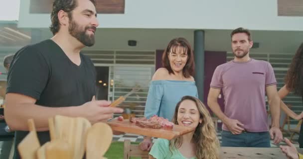 Vriendengroep Aan Het Chatten Een Barbecue Achtertuin Iedereen Lacht Zit — Stockvideo