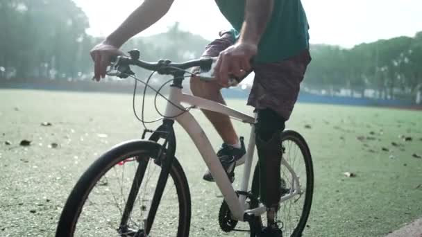 Cycliste Amputé Handicapé Vélo Avec Prothèse Jambe — Video