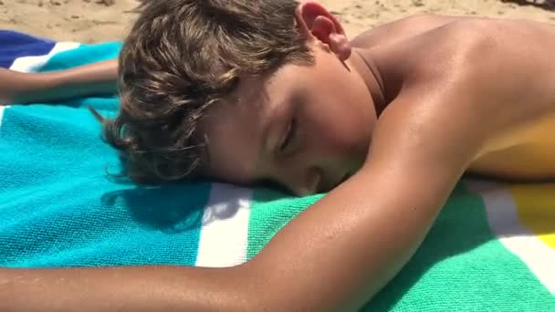 Niño Pequeño Relajándose Playa Tumbado Sobre Una Toalla Disfrutando Descanso — Vídeos de Stock