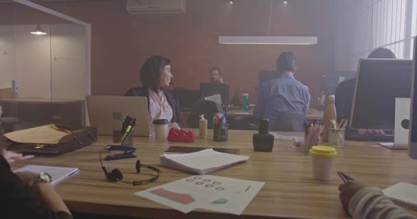 Ofislerinde Çalışan Çalışanlara Tele Pazarlama — Stok video