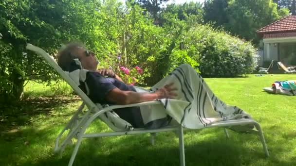 Senior Mężczyzna Relaks Odpoczynek Domu Świeżym Powietrzu Podwórku — Wideo stockowe