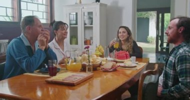 Mutfakta kahvaltı yapan mutlu bir aile..  