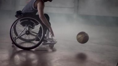 Tekerlekli sandalyedeki sporcu topu kapıp takım arkadaşına pas veriyor. Engelli kişi eğitim sporu