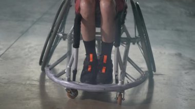 Tekerlekli sandalyedeki engelli kişiye yakın çekim. Engelli bir adam kazadan felç oldu.