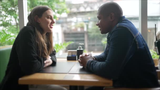 Joven Pareja Diversa Sentada Mesa Cafetería Hablando Pareja Hablando Restaurante — Vídeos de Stock