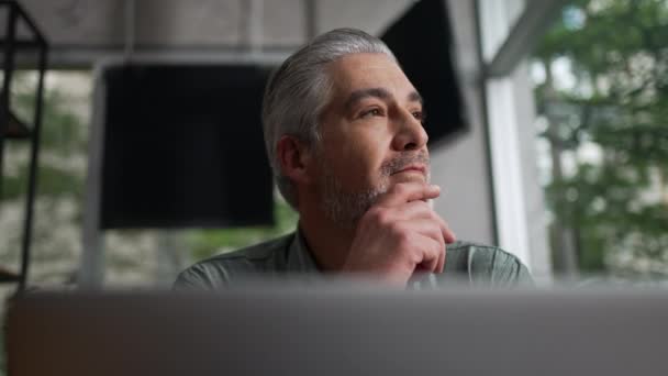 Düşünceli Yaşlı Yönetici Pencereden Dışarı Bakıyor Düşünceli Orta Yaşlı Insan — Stok video
