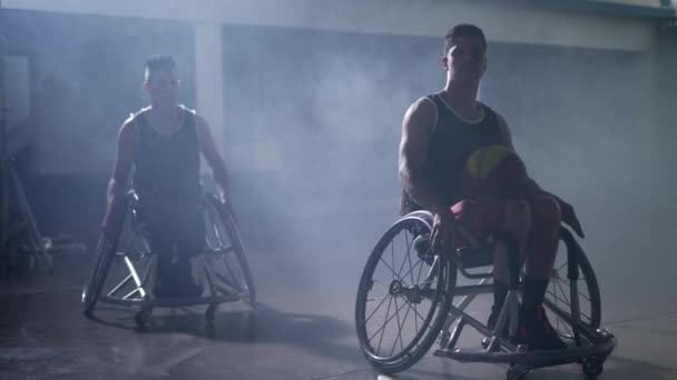 Niepełnosprawni Koszykarze Wózkach Inwalidzkich Dramatycznym Oświetleniem Pomieszczeniach — Wideo stockowe