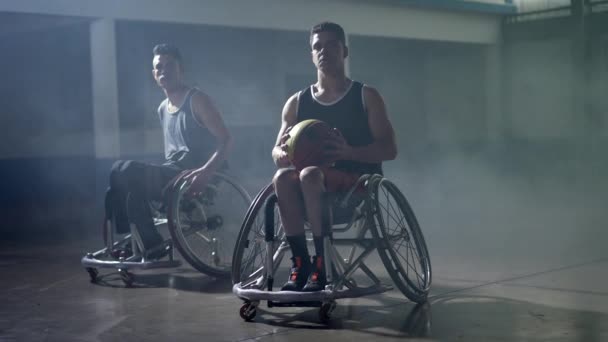 Dos Jugadores Hispanos Discapacitados Sillas Ruedas Retrato Joven Sudamericano Mirando — Vídeo de stock