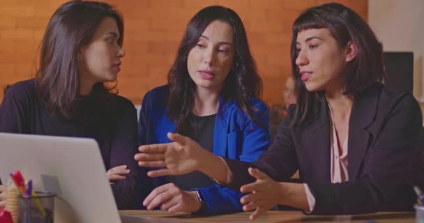 Female Executive Presenting Data Staff Front Computer Laptop Female Employees — Wideo stockowe