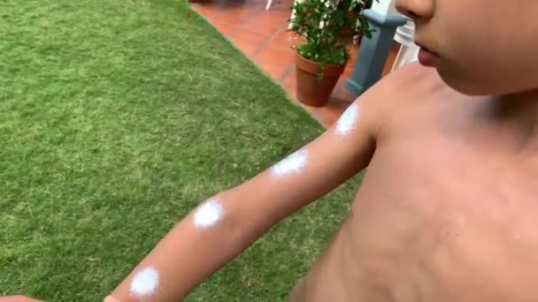 Genç Bir Çocuk Kollarını Güneş Kremiyle Ovuyor Güneş Kremi Koruması — Stok video