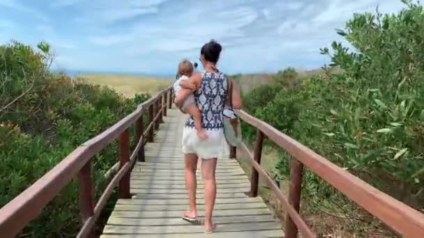 Mãe Segurando Bebê Caminhando Direção Praia Caminho — Vídeo de Stock