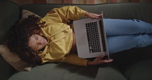 Young Woman Sitting Her Laptop Sofa Living Room Gets Leaves — Video Stock
