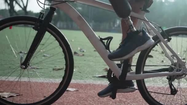 Műlábú Személy Kerékpározik Szabadban Egy Mozgássérült Sportoló Biciklizik — Stock videók