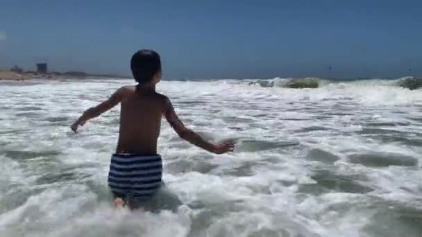 Junge Spielt Mit Wellen Strand — Stockvideo