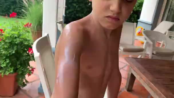 家长将防晒霜涂在小男孩的皮肤上 以预防感染 — 图库视频影像